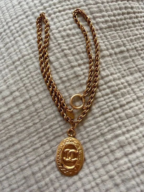 ✨Vintage Chanel CC Medallion Chain Necklace Gold Tone ✨ - Picture 4 of 7